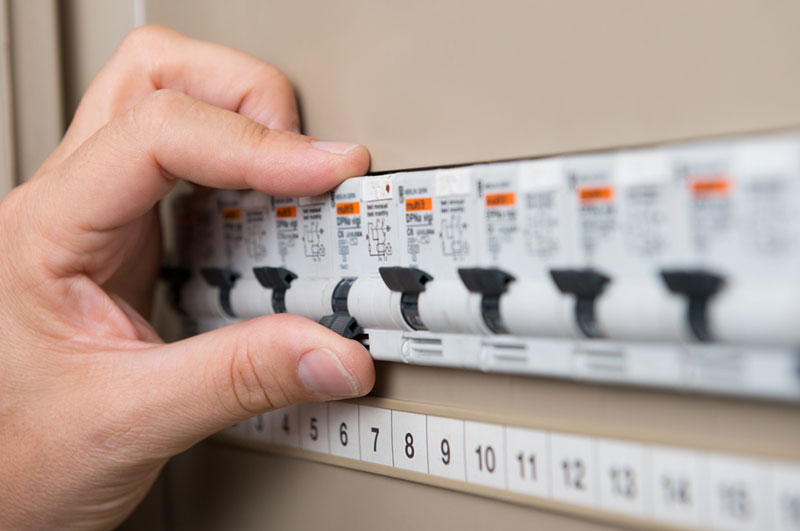 Faites vérifier votre tableau électrique et remplacer les éléments dangereux par un électricien qualifié dans le Val d'Oise 95